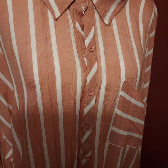 Torrid shirt 3 X Good Condition arm pit to pit 28 1/2 inch shoulder down 32 inc - Picture 6 of 6